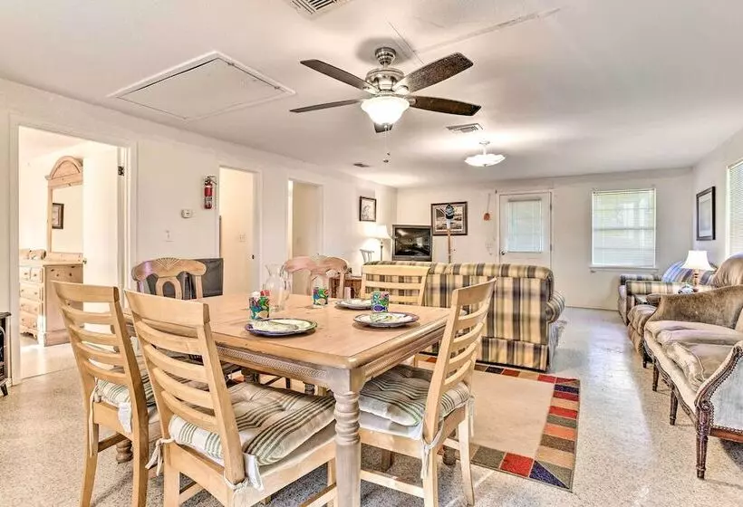 Las Brisas  Palacios Home   Fishing Pier & Kayaks