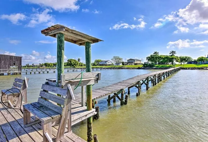 Las Brisas  Palacios Home   Fishing Pier & Kayaks