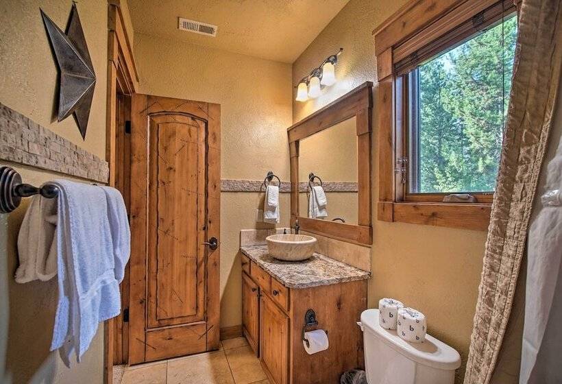 Luxe Mccall Cabin W/ Hot Tub ~ 8 Mi To Skiing