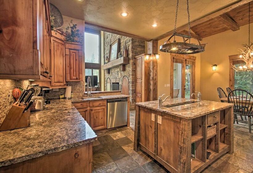 Luxe Mccall Cabin W/ Hot Tub ~ 8 Mi To Skiing