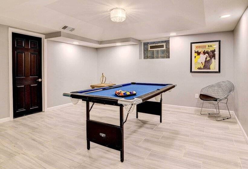 Luxurious Detroit Home Walk To Golf & Park!