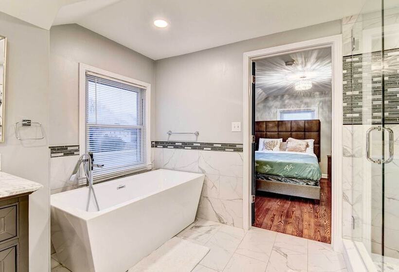 Luxurious Detroit Home Walk To Golf & Park!