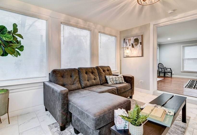 Luxurious Detroit Home Walk To Golf & Park!