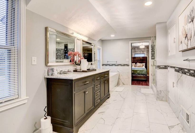 Luxurious Detroit Home Walk To Golf & Park!