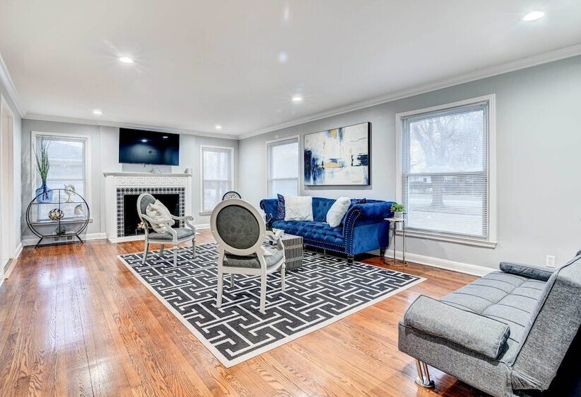Luxurious Detroit Home Walk To Golf & Park!