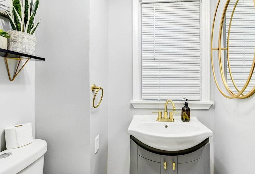 Luxurious Detroit Home Walk To Golf & Park!