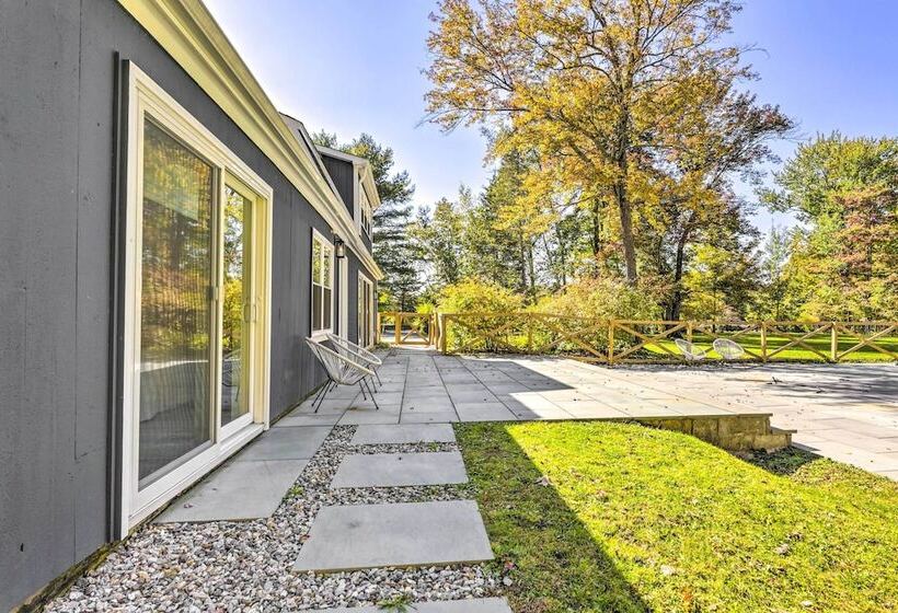 Modern Escape W/ Fire Pit, Near Lake Waramaug