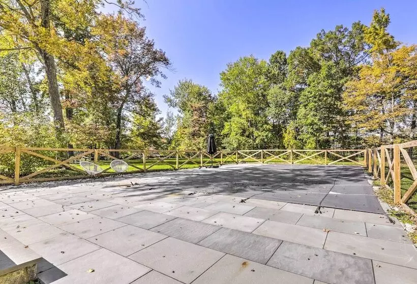 Modern Escape W/ Fire Pit, Near Lake Waramaug