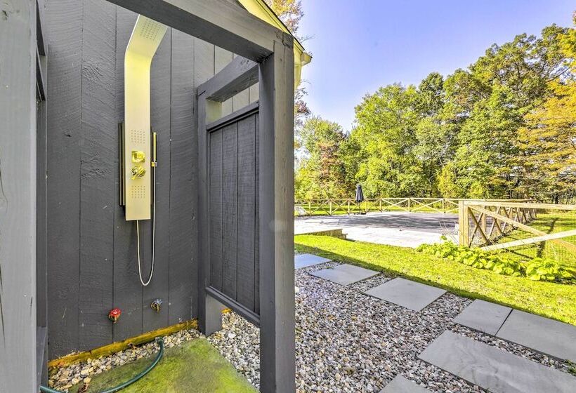 Modern Escape W/ Fire Pit, Near Lake Waramaug