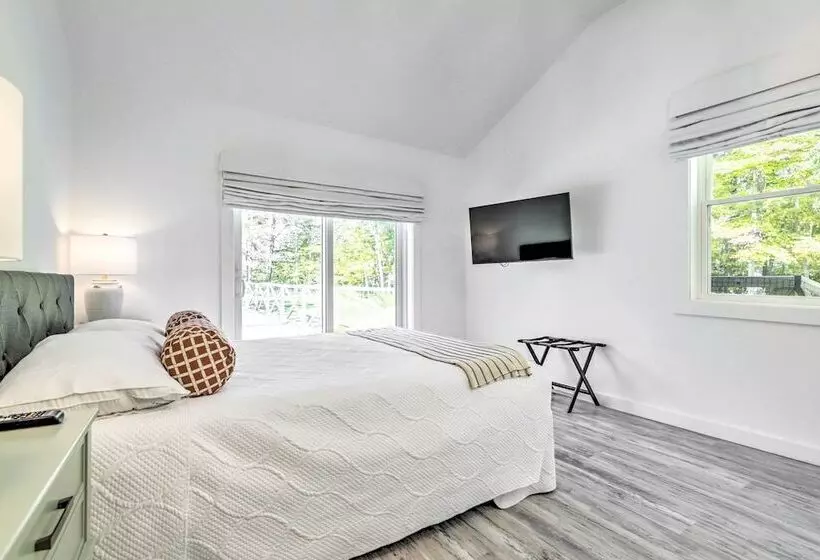 Modern Escape W/ Fire Pit, Near Lake Waramaug