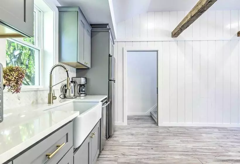 Modern Escape W/ Fire Pit, Near Lake Waramaug