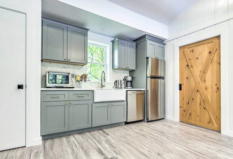 Modern Escape W/ Fire Pit, Near Lake Waramaug