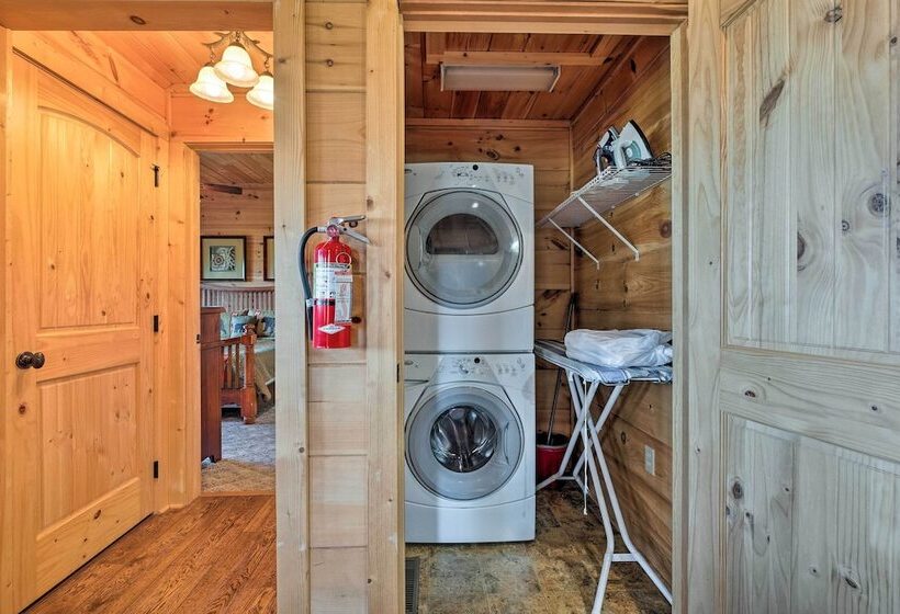 Pigeon Forge Cabin W/ Brand New Hot Tub & Views!