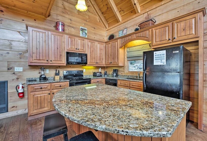 Pigeon Forge Cabin W/ Brand New Hot Tub & Views!