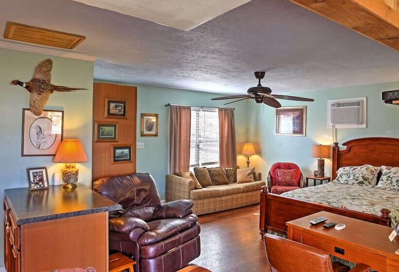 Paradise Cove  Cabin W/ Boathouse & Dock