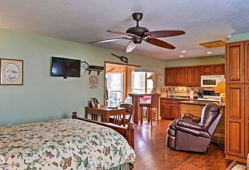 Paradise Cove  Cabin W/ Boathouse & Dock