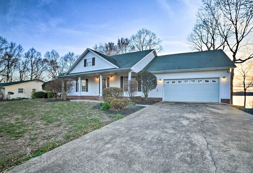Peaceful Big Sandy Home W/ Deck On Kentucky Lake!