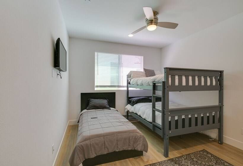 Pet Friendly Paramount Home, 16 Mi To Los Angeles!