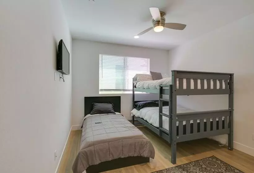 Pet Friendly Paramount Home, 16 Mi To Los Angeles!
