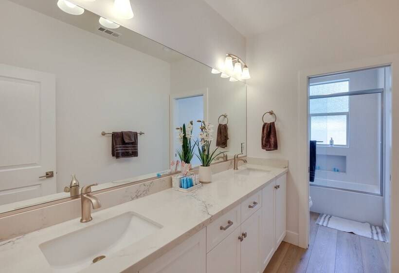 Pet Friendly Paramount Home, 16 Mi To Los Angeles!