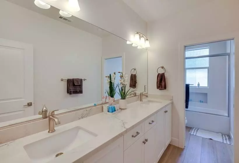 Pet Friendly Paramount Home, 16 Mi To Los Angeles!