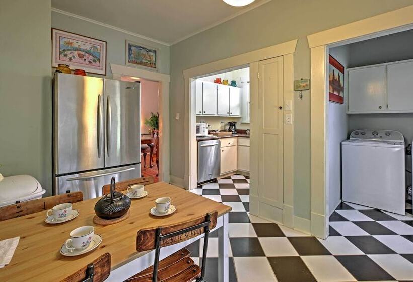 Houston Montrose Home: Walk To Bars & Restaurants!