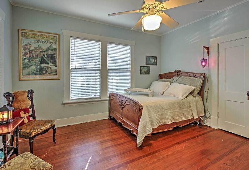 Houston Montrose Home: Walk To Bars & Restaurants!