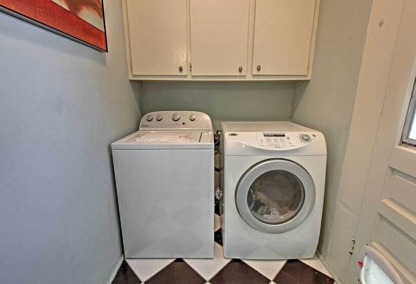 Houston Montrose Home: Walk To Bars & Restaurants!