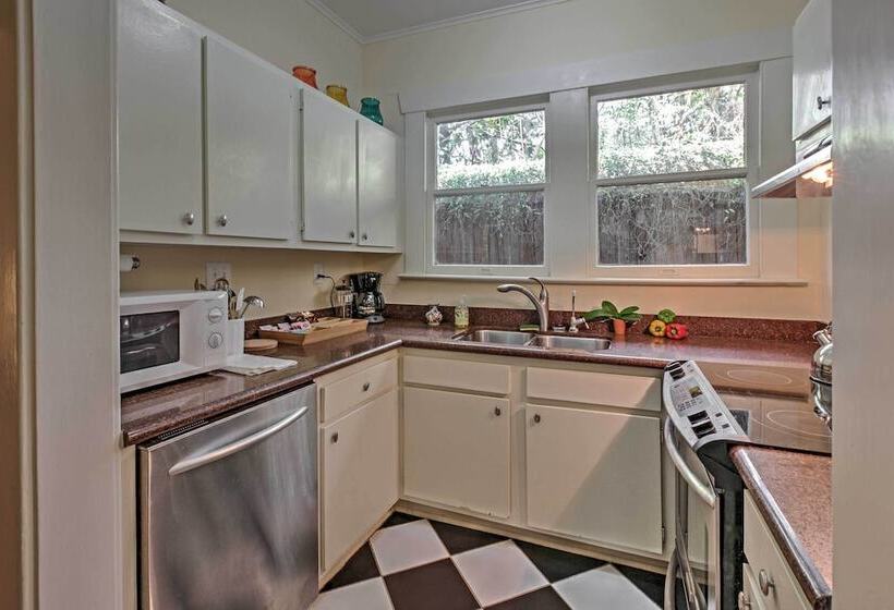 Houston Montrose Home: Walk To Bars & Restaurants!