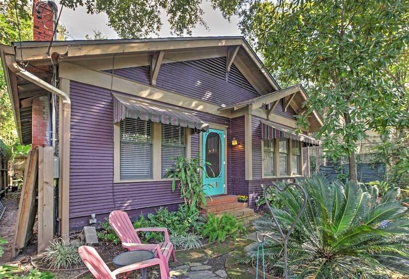 Houston Montrose Home: Walk To Bars & Restaurants!