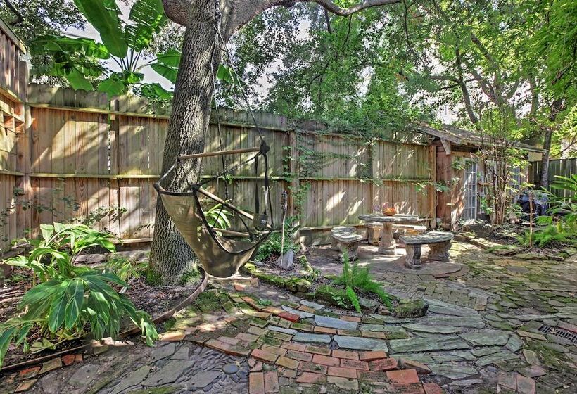 Houston Montrose Home: Walk To Bars & Restaurants!