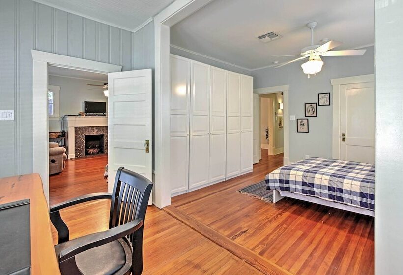 Houston Montrose Home: Walk To Bars & Restaurants!