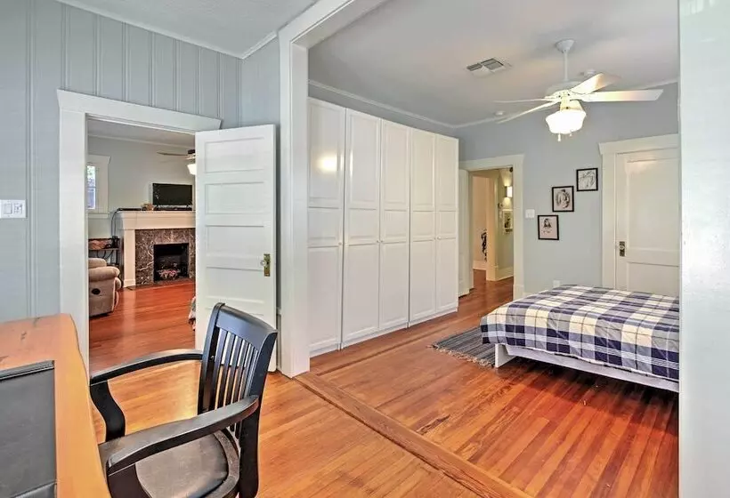 Houston Montrose Home: Walk To Bars & Restaurants!