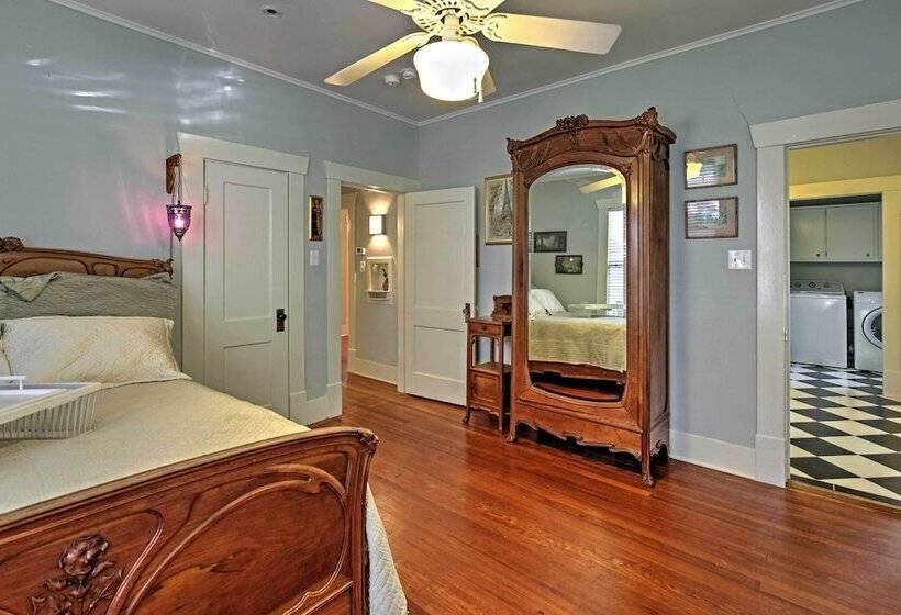 Houston Montrose Home: Walk To Bars & Restaurants!