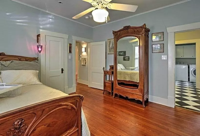 Houston Montrose Home: Walk To Bars & Restaurants!
