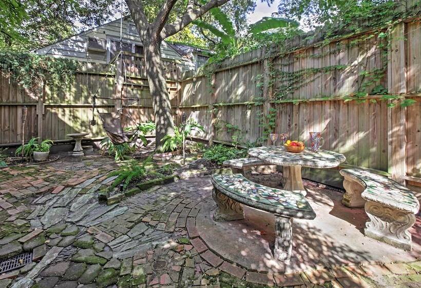 Houston Montrose Home: Walk To Bars & Restaurants!