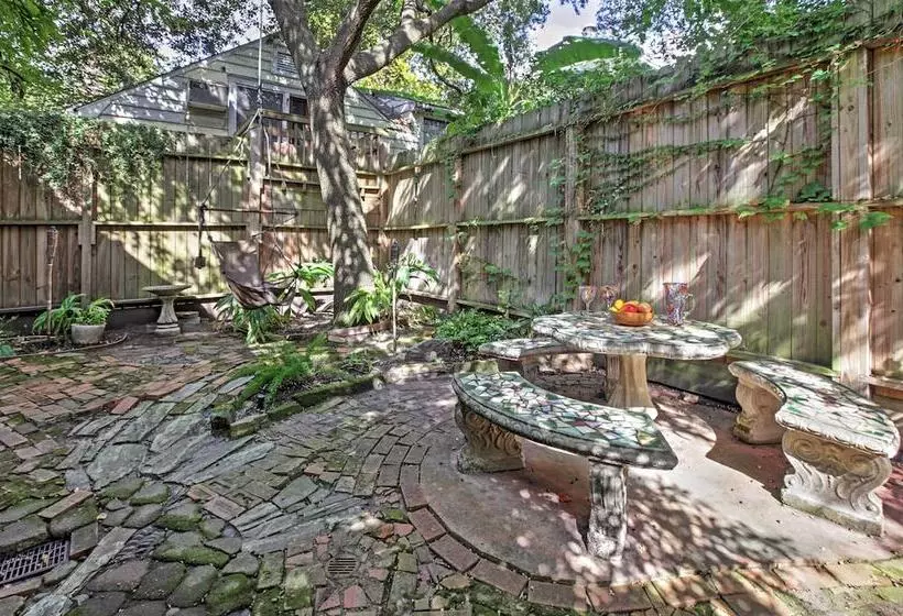 Houston Montrose Home: Walk To Bars & Restaurants!