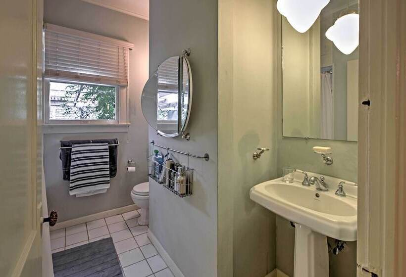 Houston Montrose Home: Walk To Bars & Restaurants!