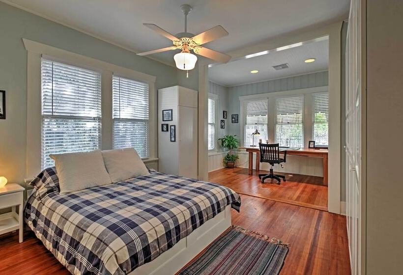 Houston Montrose Home: Walk To Bars & Restaurants!