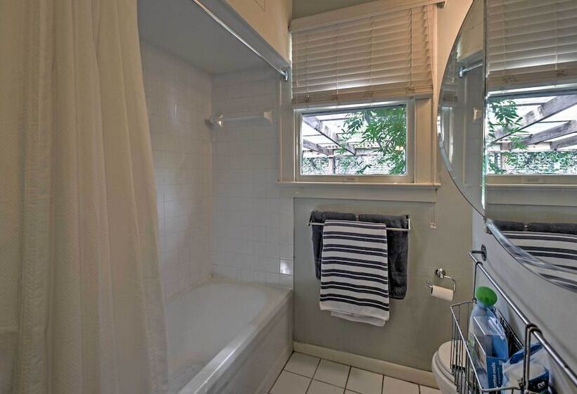 Houston Montrose Home: Walk To Bars & Restaurants!