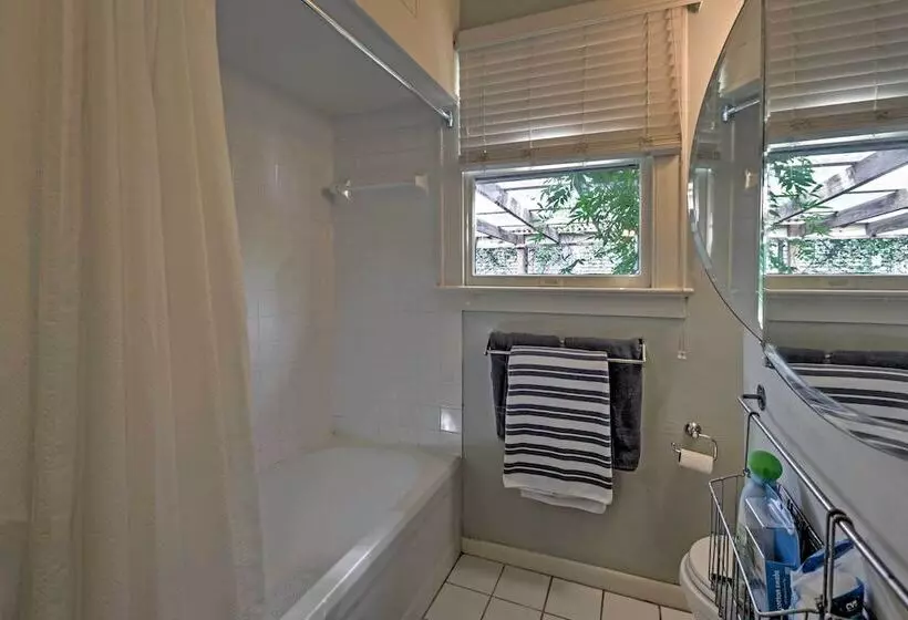 Houston Montrose Home: Walk To Bars & Restaurants!