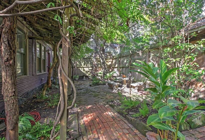 Houston Montrose Home: Walk To Bars & Restaurants!