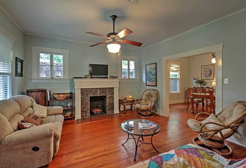 Houston Montrose Home: Walk To Bars & Restaurants!