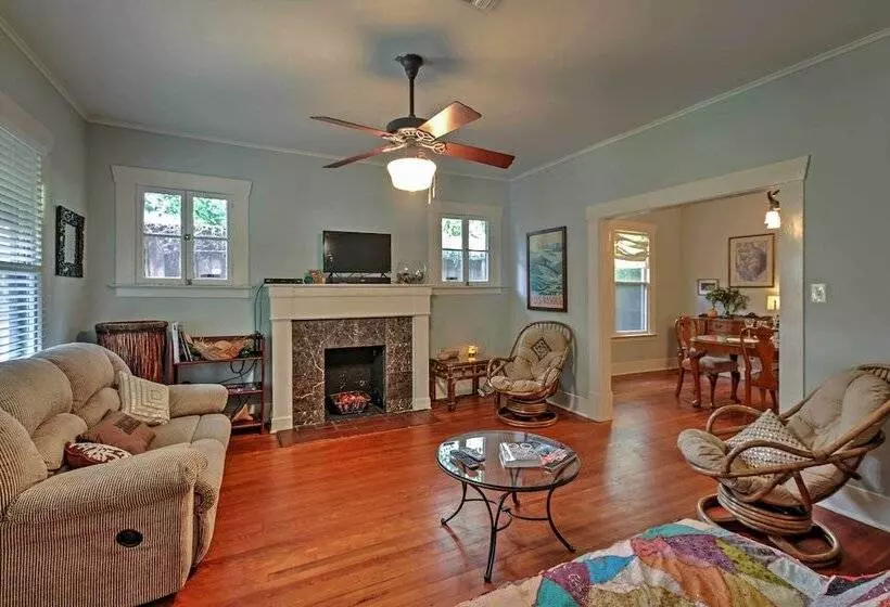Houston Montrose Home: Walk To Bars & Restaurants!