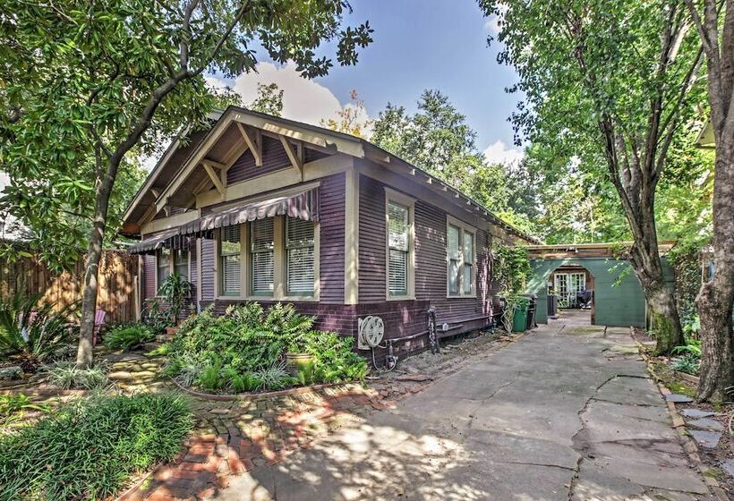 Houston Montrose Home: Walk To Bars & Restaurants!