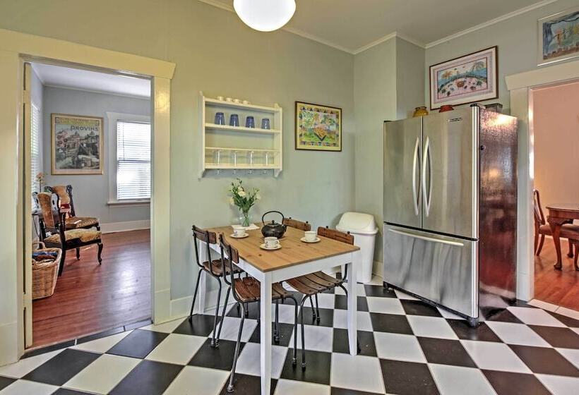 Houston Montrose Home: Walk To Bars & Restaurants!