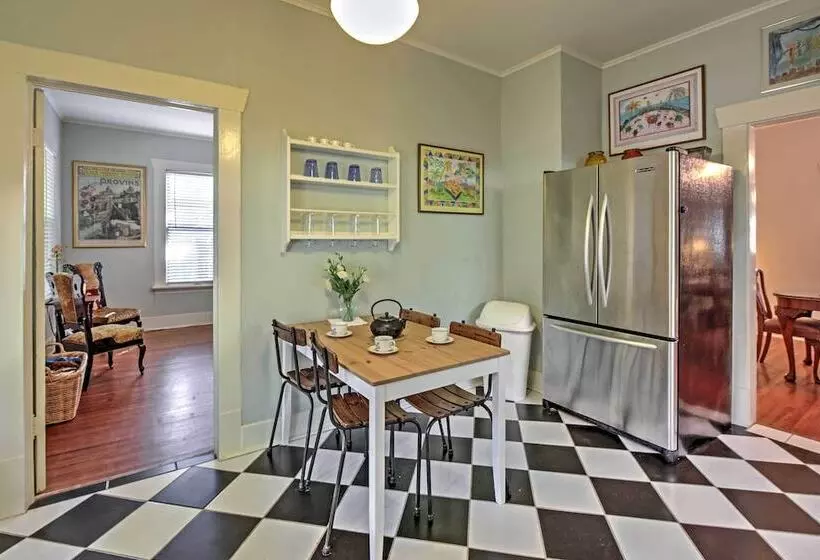 Houston Montrose Home: Walk To Bars & Restaurants!