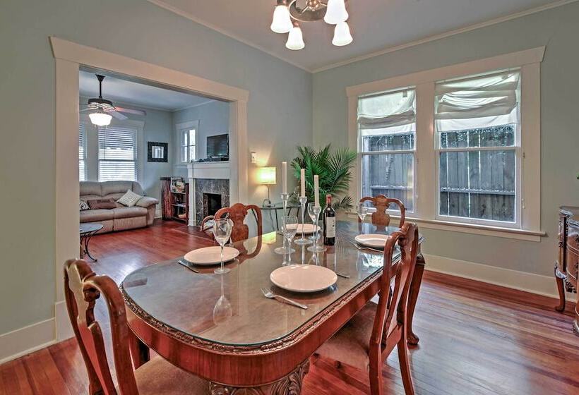 Houston Montrose Home: Walk To Bars & Restaurants!