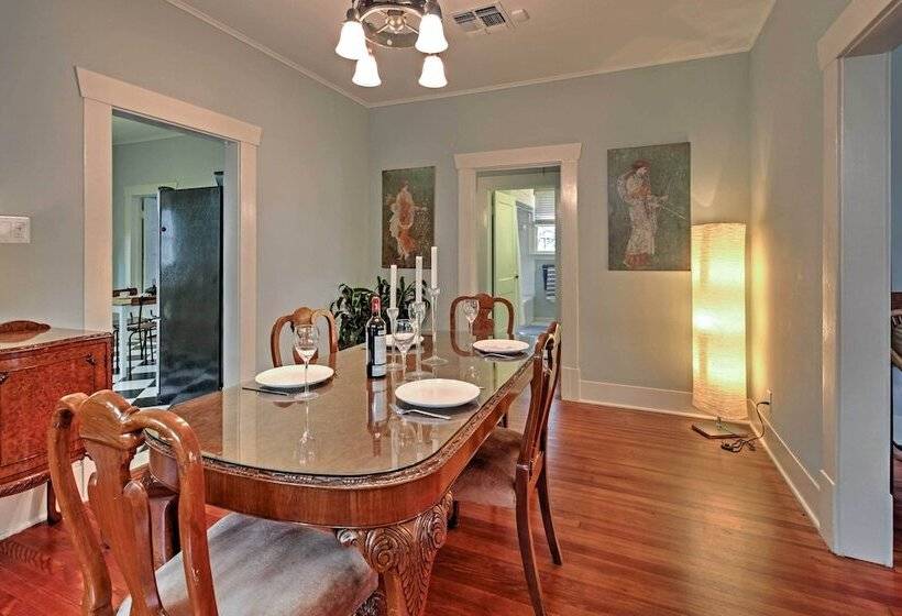 Houston Montrose Home: Walk To Bars & Restaurants!