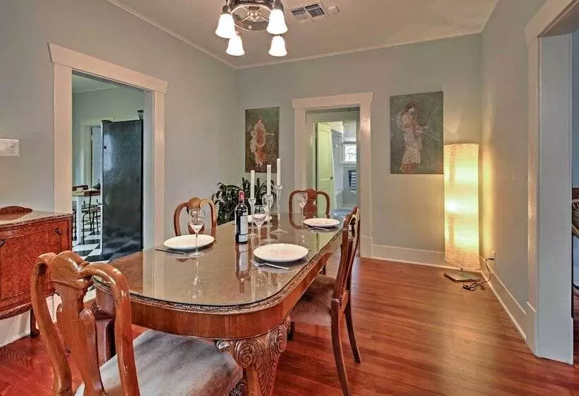 Houston Montrose Home: Walk To Bars & Restaurants!